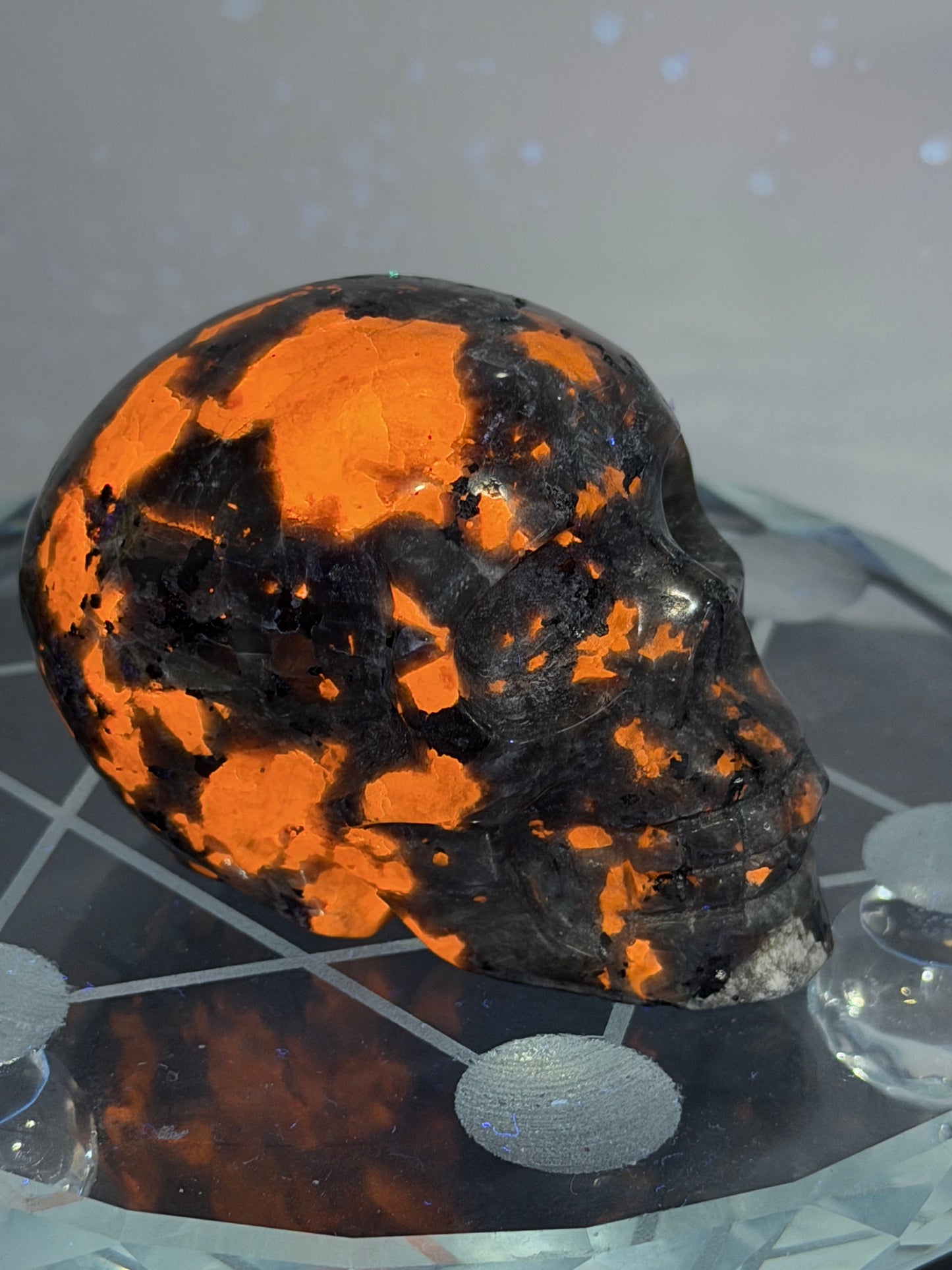 Yooperlite Crystal Skull – UV Reactive Glow | 6cm