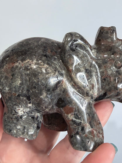 Yooperlite Elephant Carving – UV Reactive A - 562g 12cm