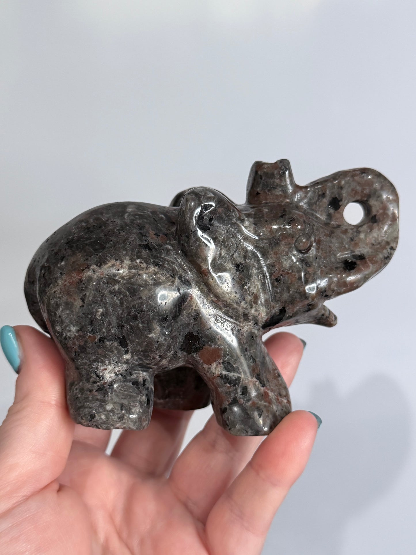 Yooperlite Elephant Carving – UV Reactive A - 562g 12cm