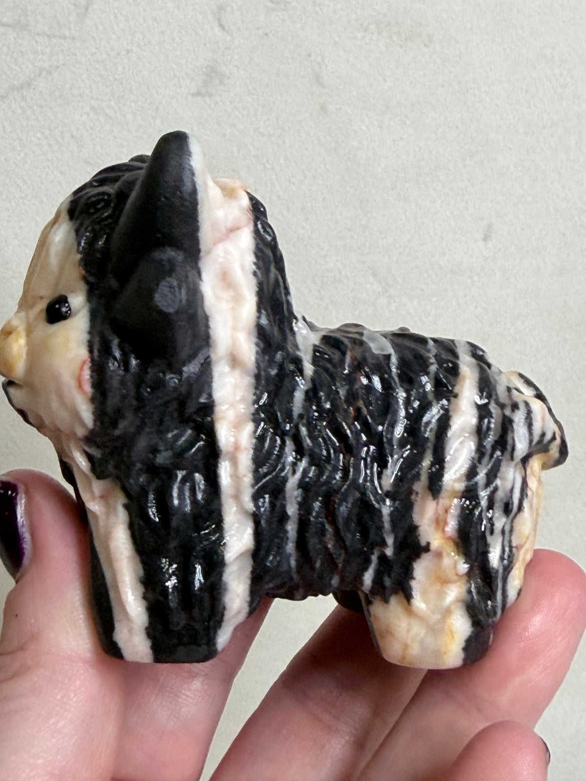 Pink Zebra Stone Highland Cow Carving – Pink & Cream, 8 cm
