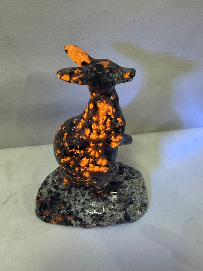 Yooperlite Kangaroo Crystal Carving – 10cm