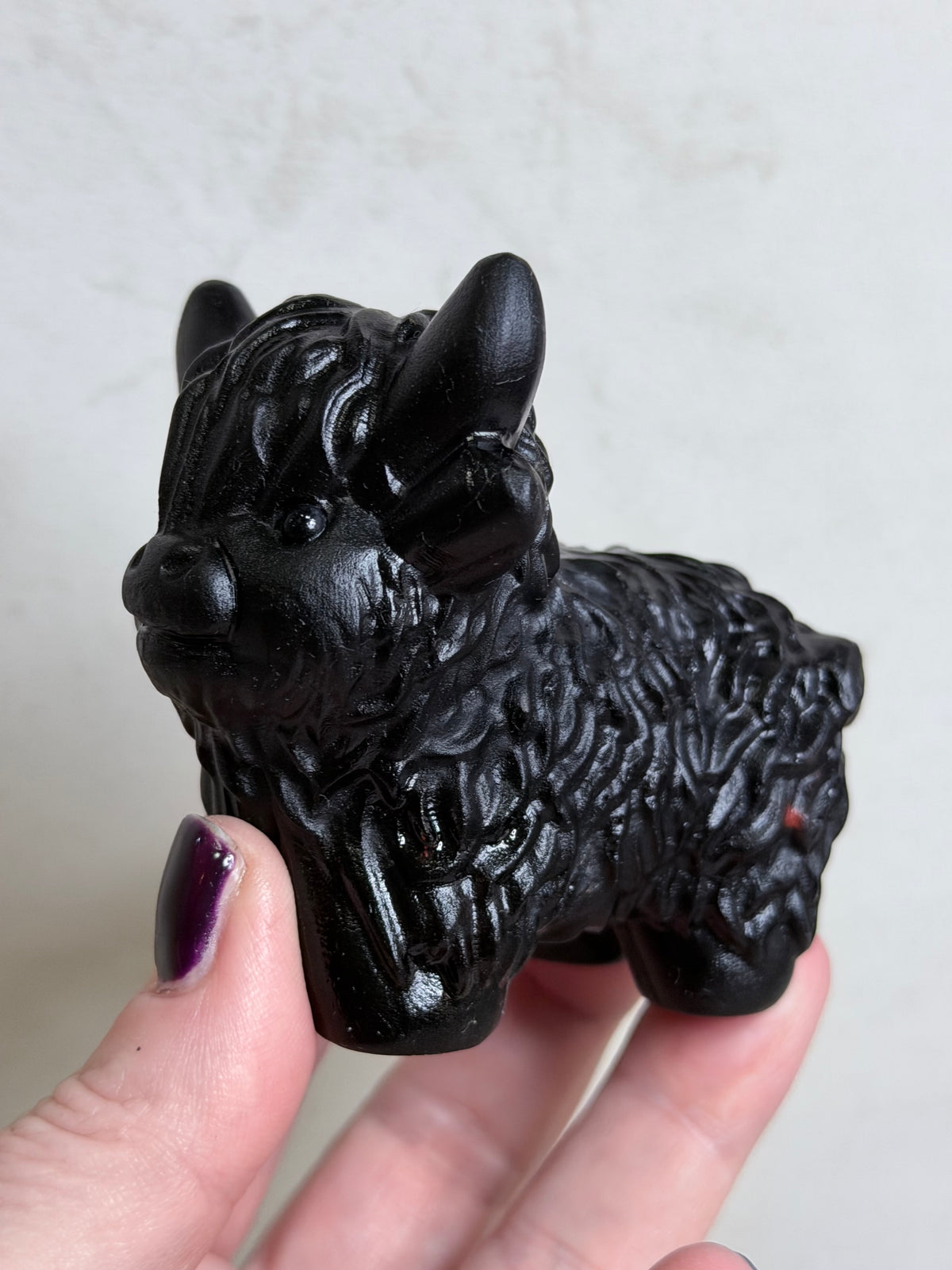 Black Obsidian Highland Cow Carving – 8 cm