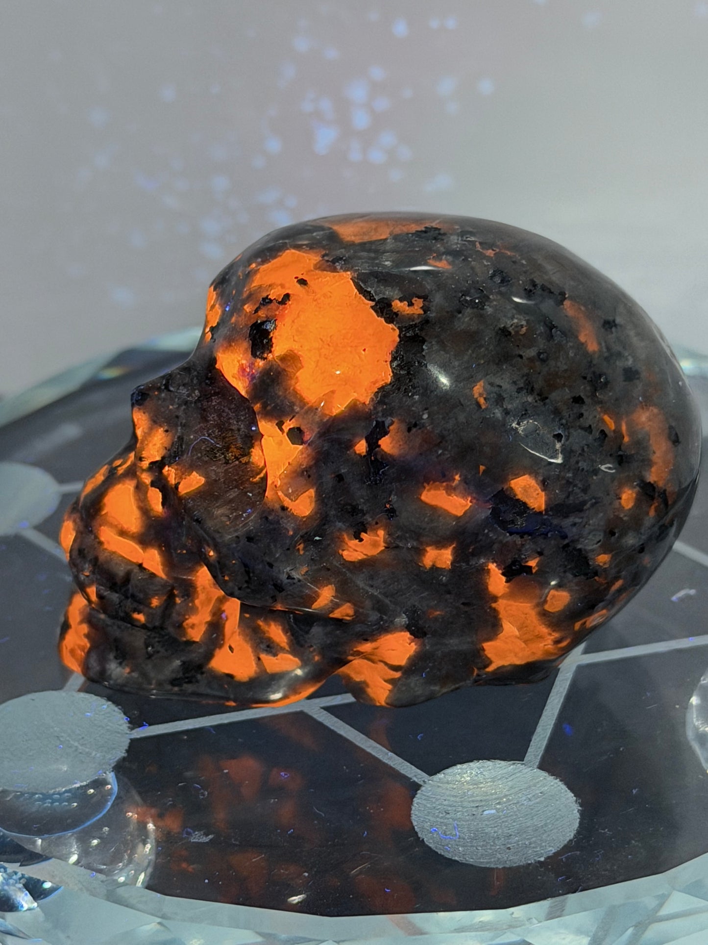 Yooperlite Crystal Skull – UV Reactive Glow | 6cm