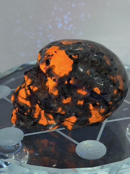 Yooperlite Crystal Skull – UV Reactive Glow | 6cm