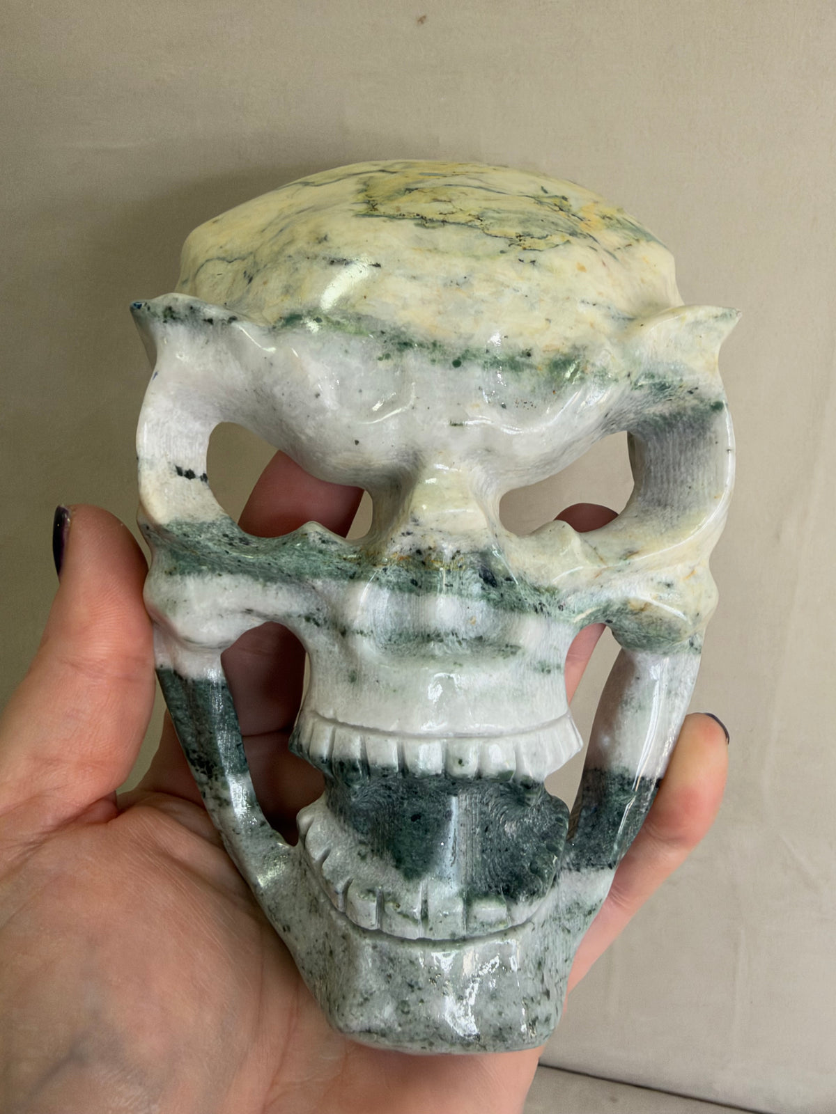 Serpentine Skull Mask Carving with Stand – Green & Cream – 14.5 cm
