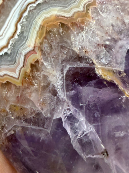 💜 Amethyst with Agate Banding Free-Standing Stone – 8 × 6.7 cm | 190 g A