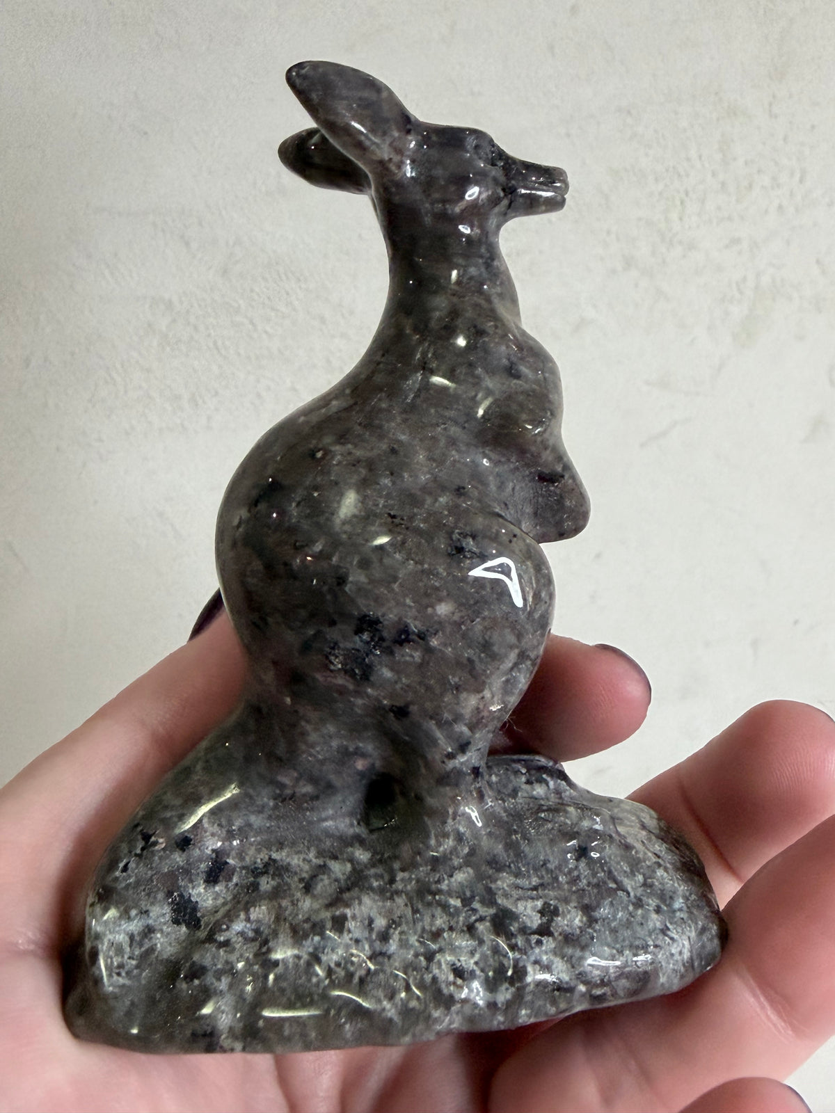 Yooperlite Kangaroo Crystal Carving – 10cm