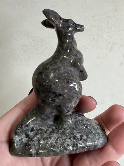 Yooperlite Kangaroo Crystal Carving – 10cm