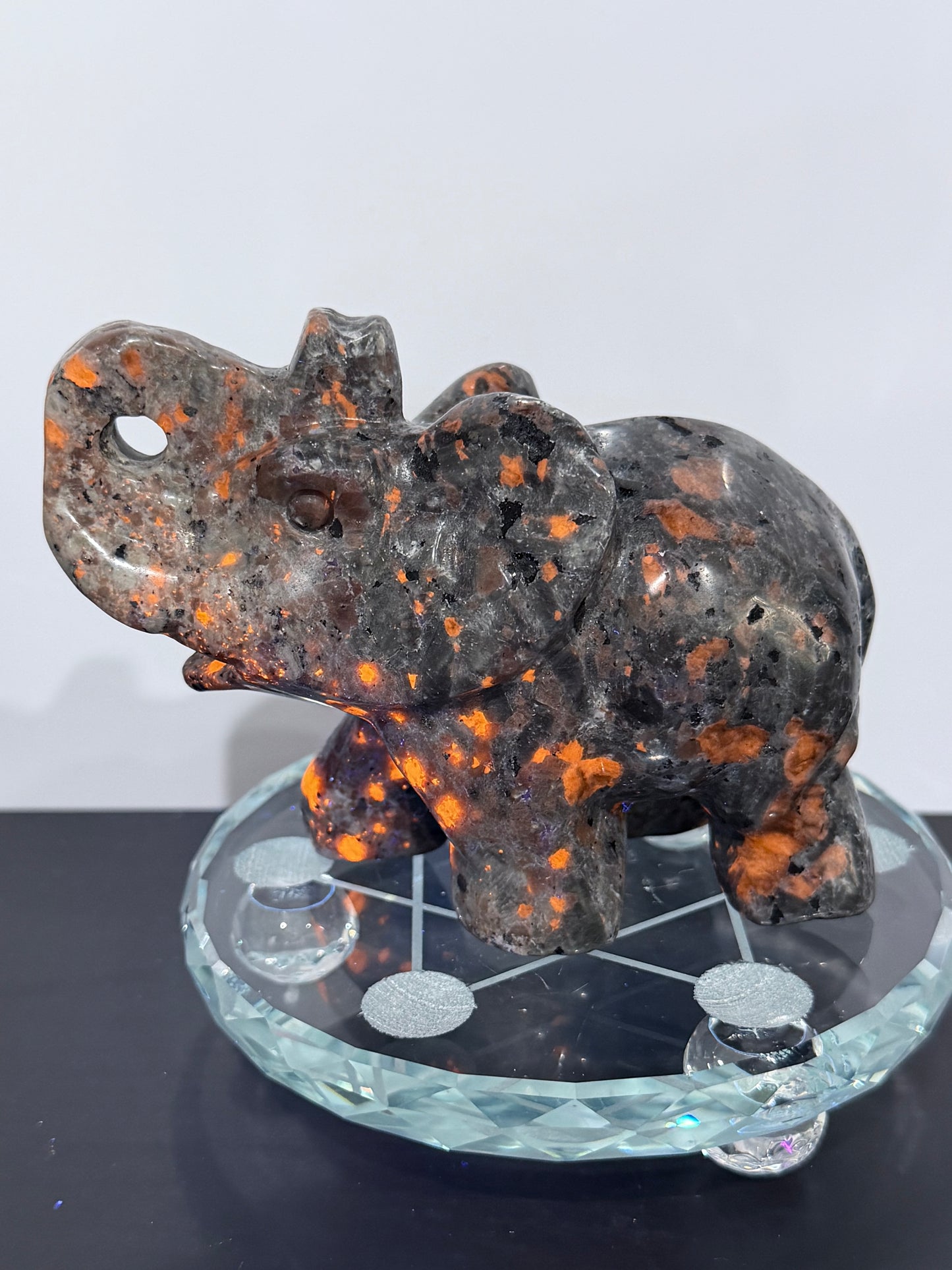 Yooperlite Elephant Carving – UV Reactive A - 562g 12cm