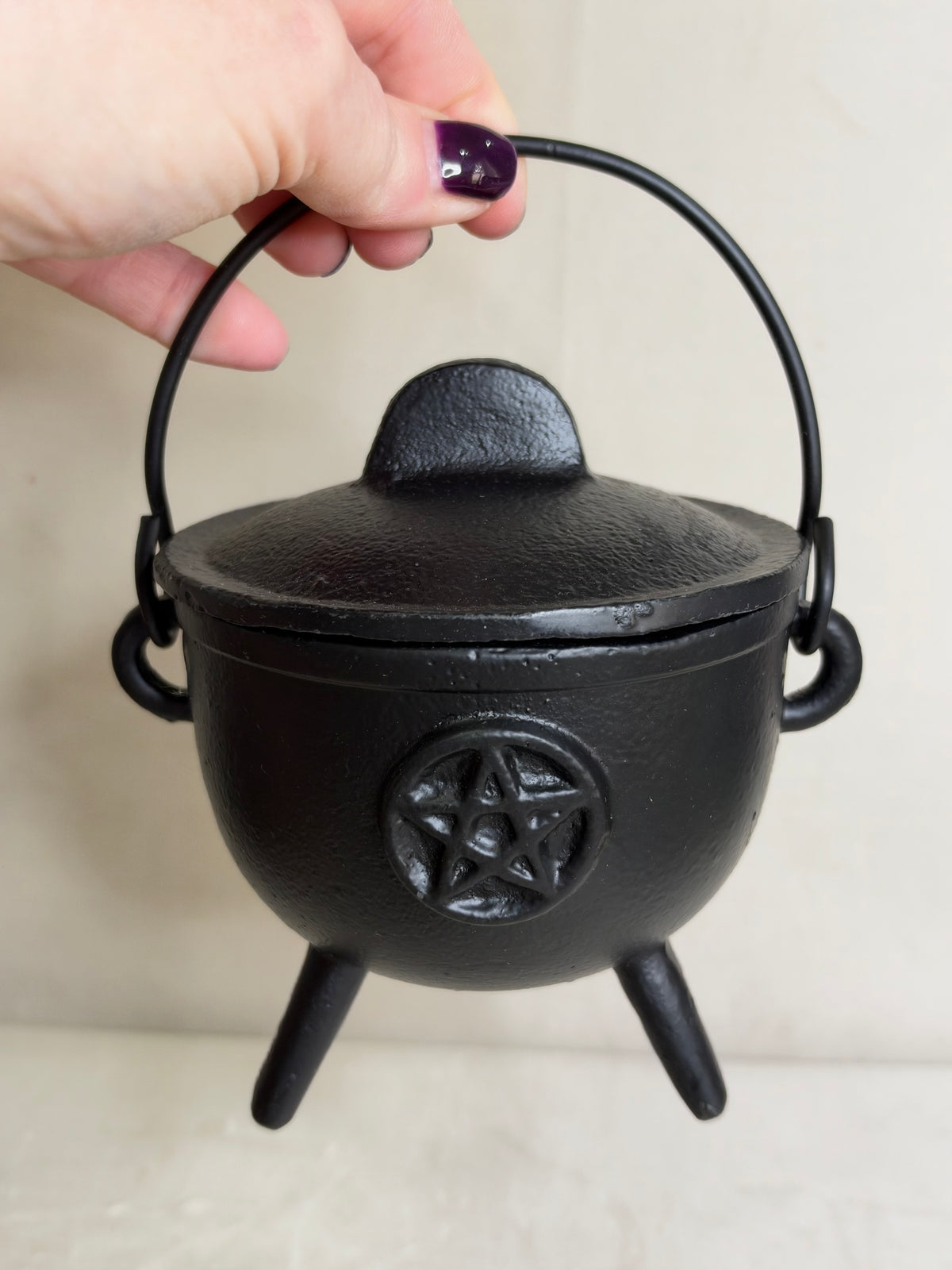 Large Cast Iron Pentacle Cauldron with Lid – Witch & Altar Décor