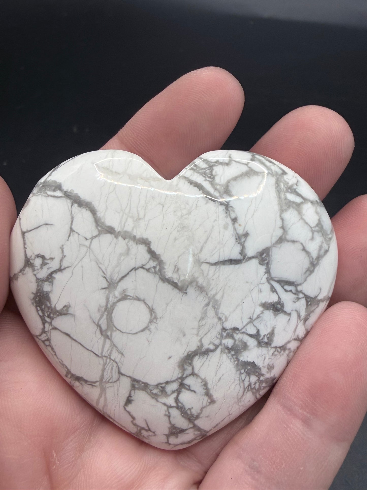 Howlite Heart – 91g (6.5 × 5 cm)