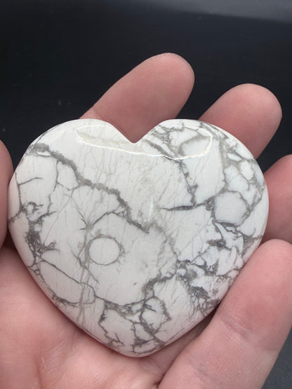Howlite Heart – 91g (6.5 × 5 cm)