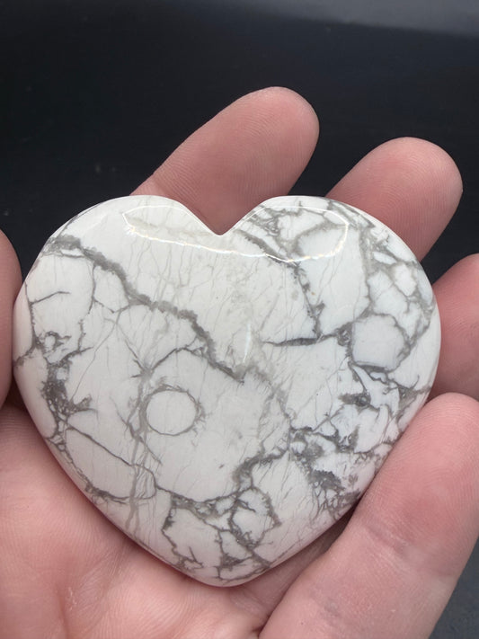 Howlite Heart – 91g (6.5 × 5 cm)