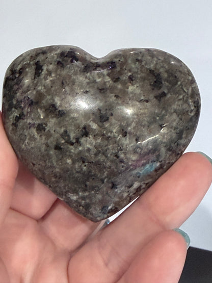 Yooperlite UV Reactive Heart – 160g - 6.4cm