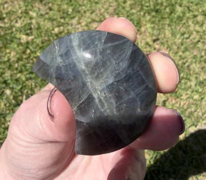 Labradorite Crescent Moon – 62g / 4.7cm
