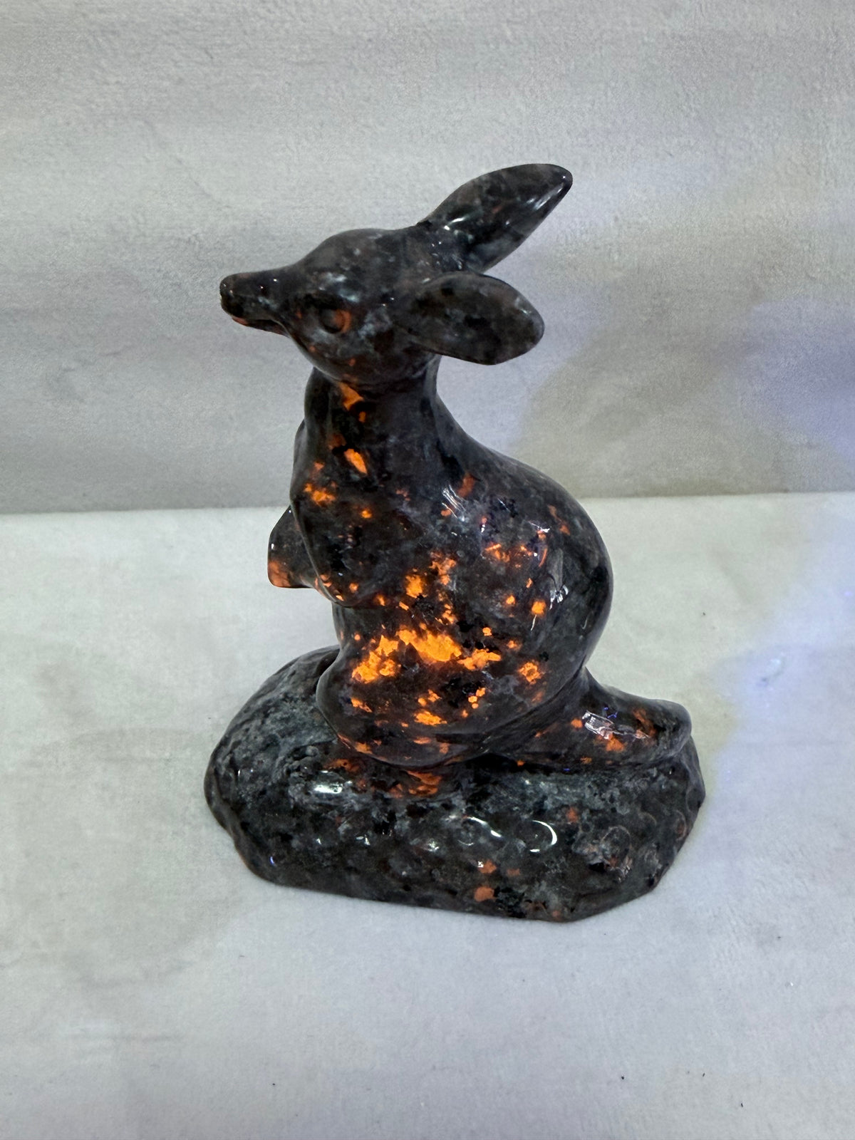 Yooperlite Kangaroo Crystal Carving – 10cm