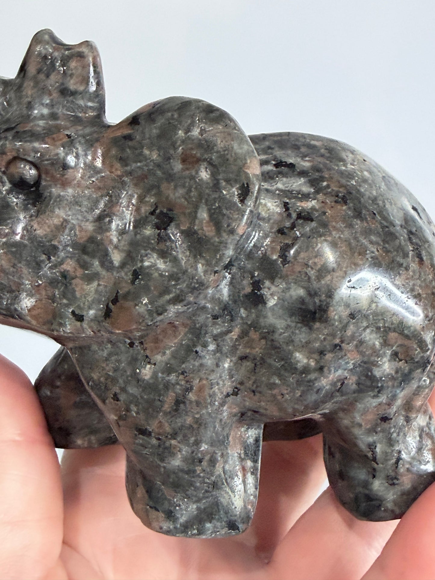 Yooperlite Elephant Carving – UV Reactive B - 562g 12cm