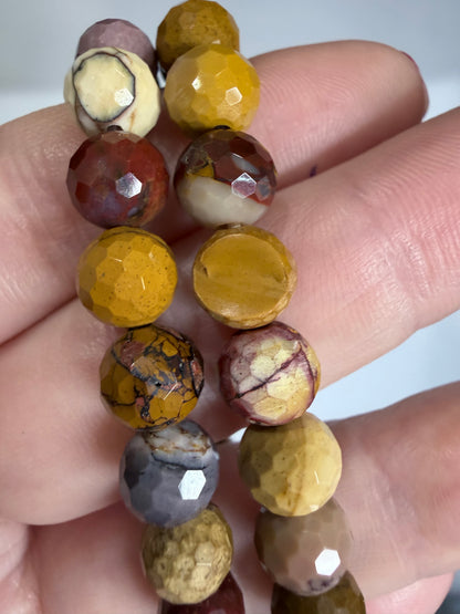 Damaged bead.                         8mm Mookaite Jasper Bracelet

Grounding • Strength • Adventure