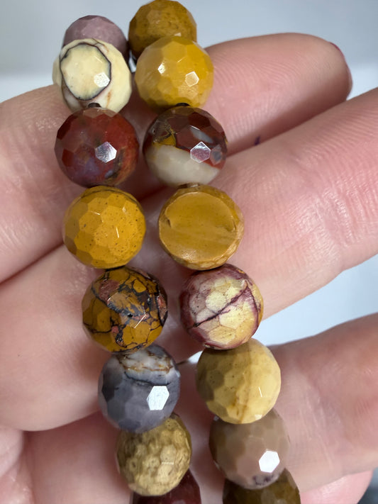 Damaged bead.                         8mm Mookaite Jasper Bracelet

Grounding • Strength • Adventure