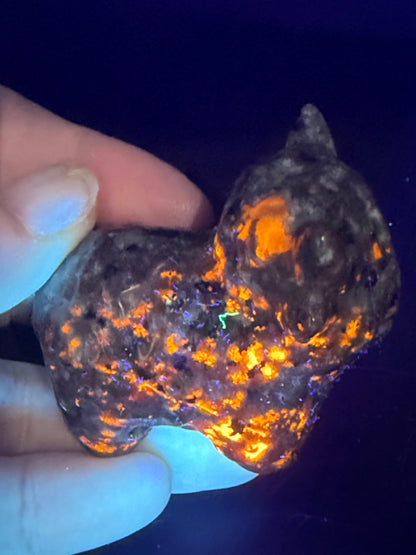 Yooperlite Highland Cow – UV Reactive Crystal Carving (5.5cm)