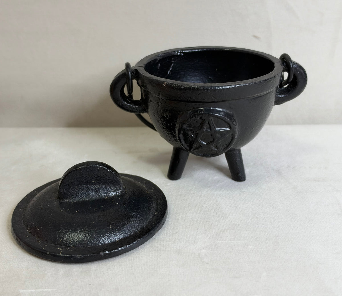 Cast Iron Pentacle Cauldron with Lid – Witch & Altar Décor