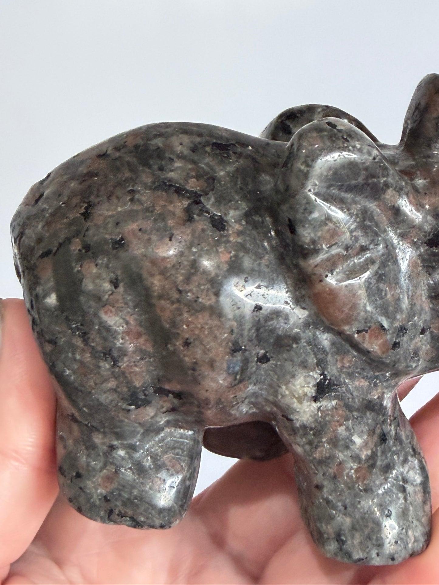 Yooperlite Elephant Carving – UV Reactive B - 562g 12cm