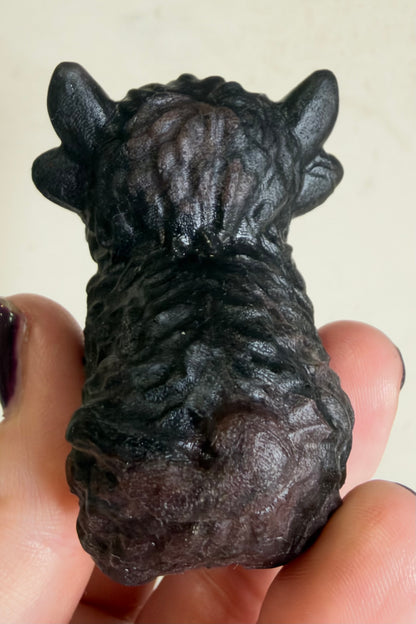 Highland Cow Garnet Carving – 5–6 cm