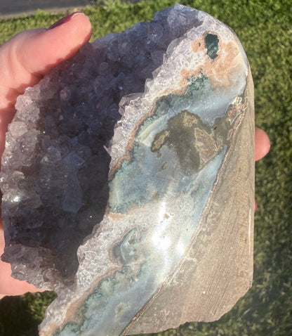 Amethyst Geode – 875 g (11 × 7.6 cm)