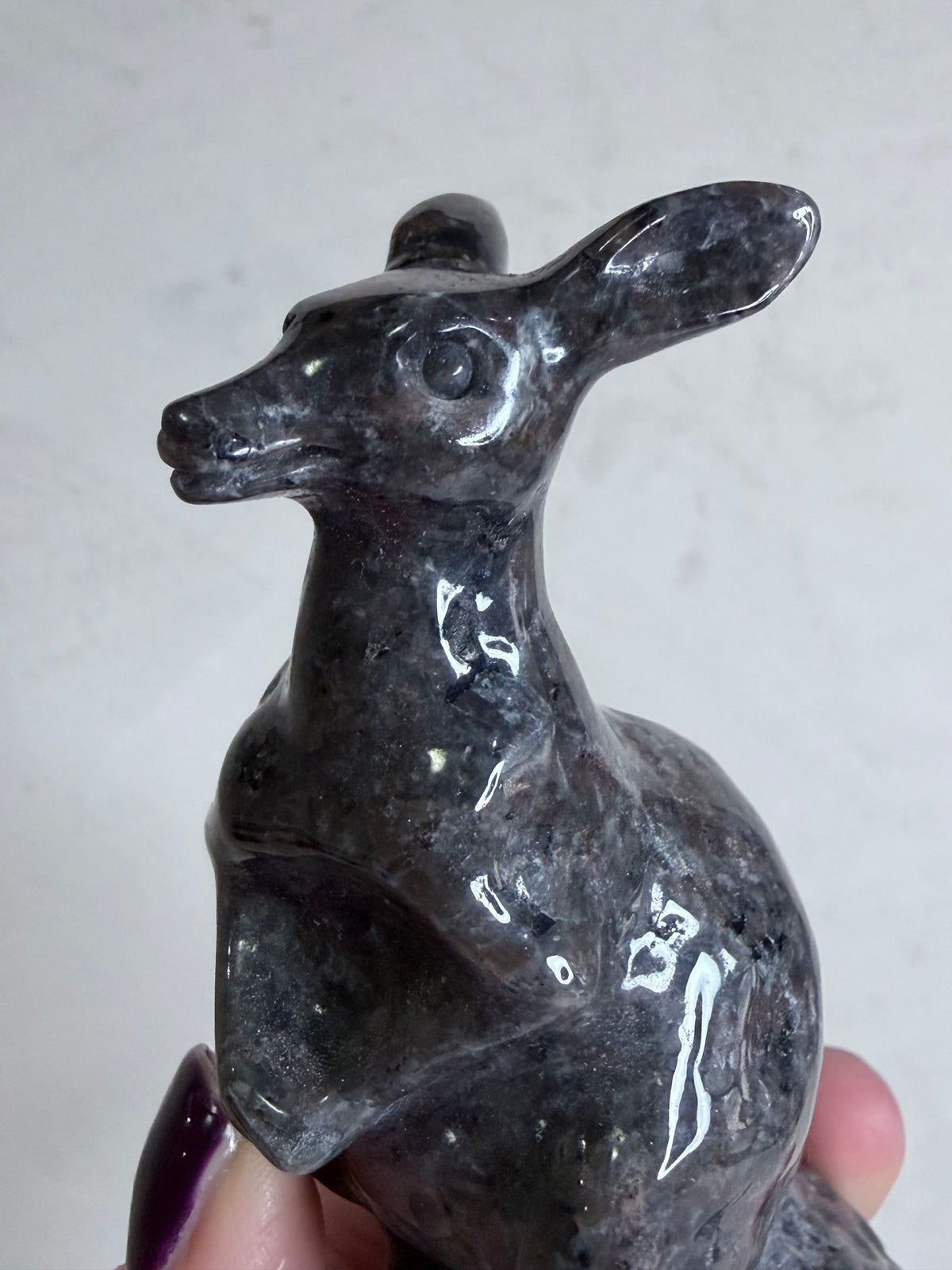 Yooperlite Kangaroo Crystal Carving – 10cm