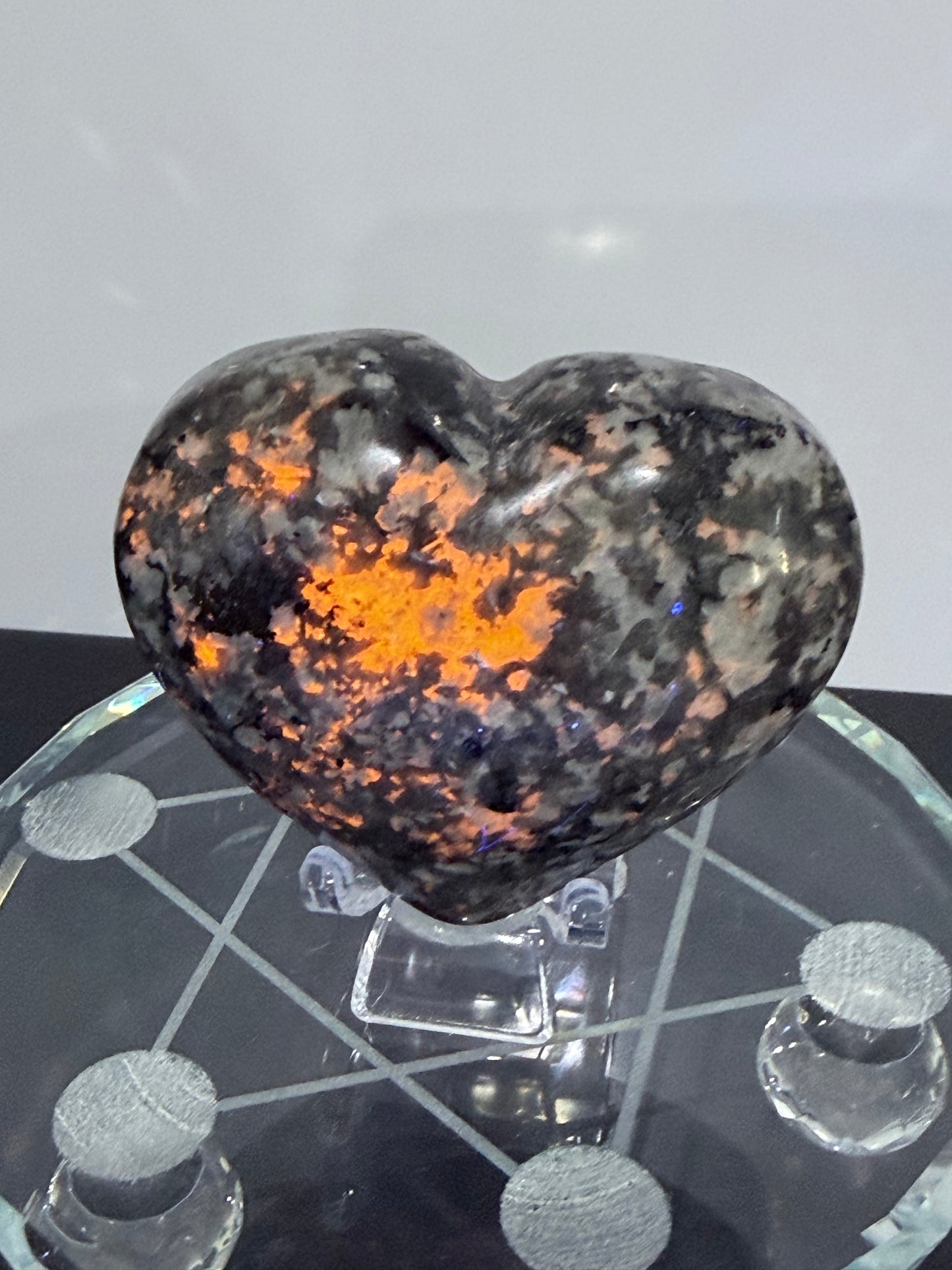 Yooperlite Heart – 167gUV Reactive - 6.6cm