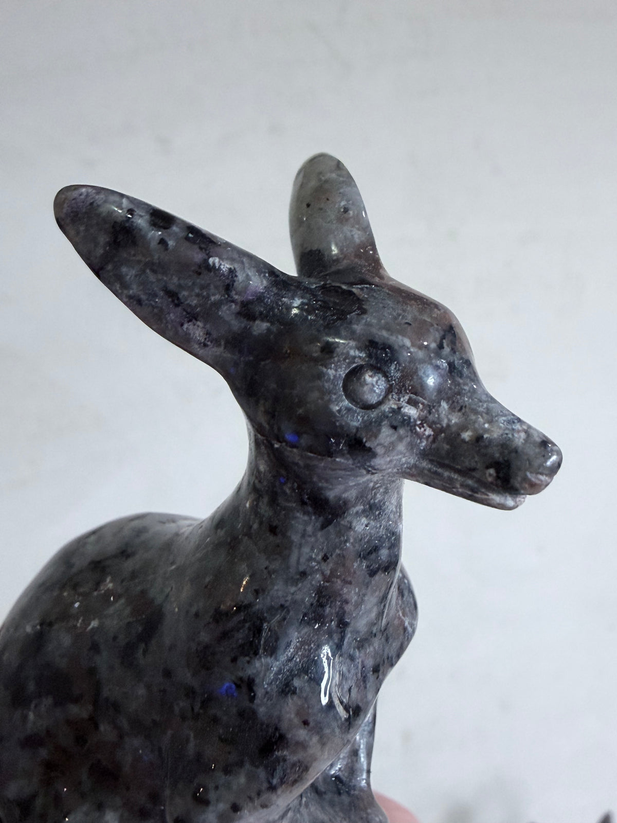 Yooperlite Kangaroo Crystal Carving – 10cm