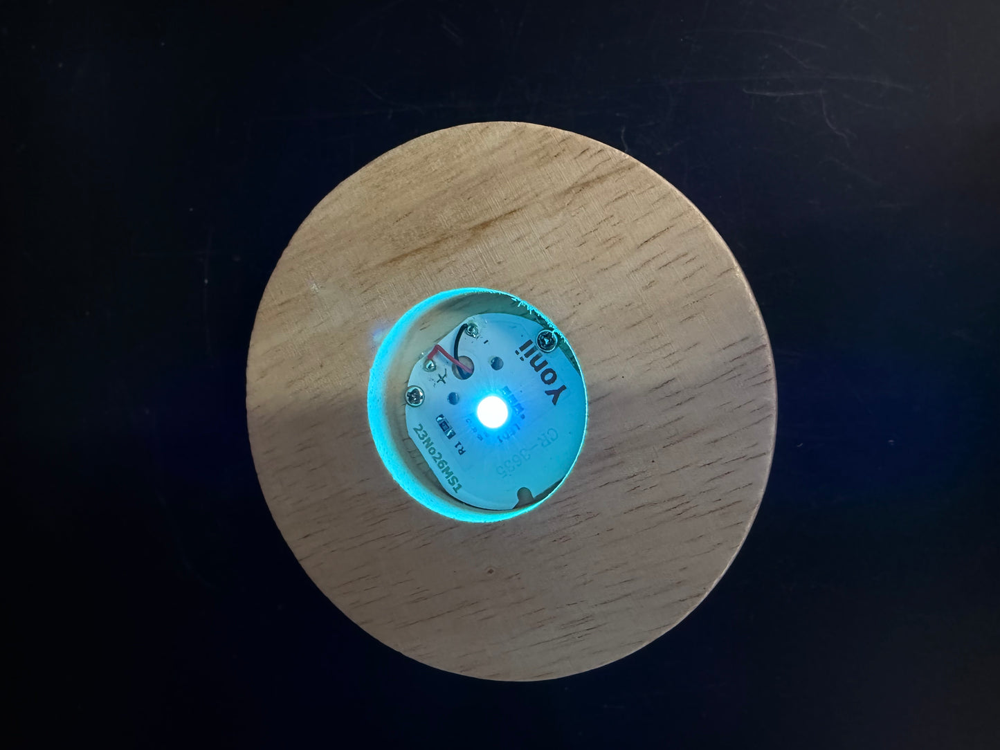 Colour-Changing Wooden Display Base – 8 cm AAA Battery