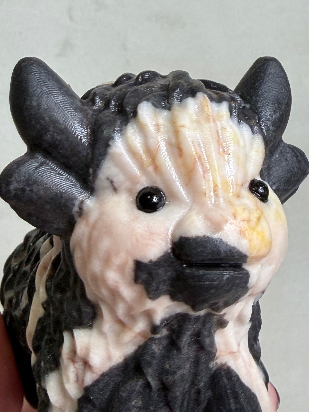 Pink Zebra Stone Highland Cow Carving – Pink & Cream, 8 cm