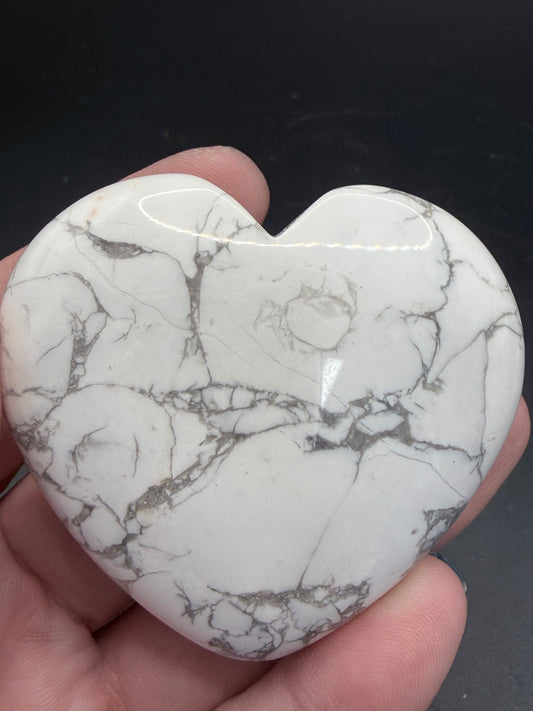 Howlite Heart – 95g (6.5 × 5 cm)