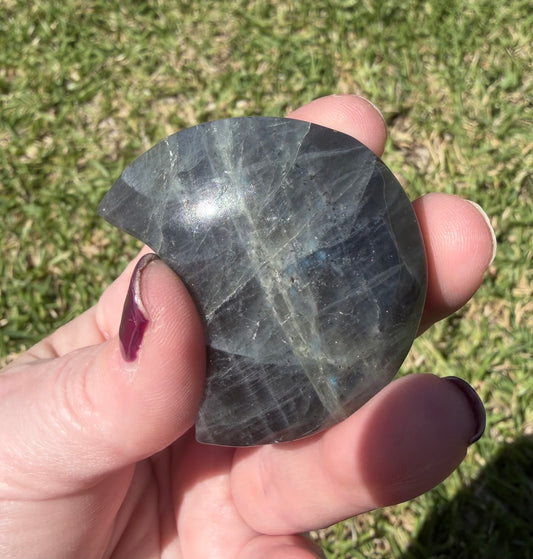 Labradorite Crescent Moon – 62g / 4.7cm