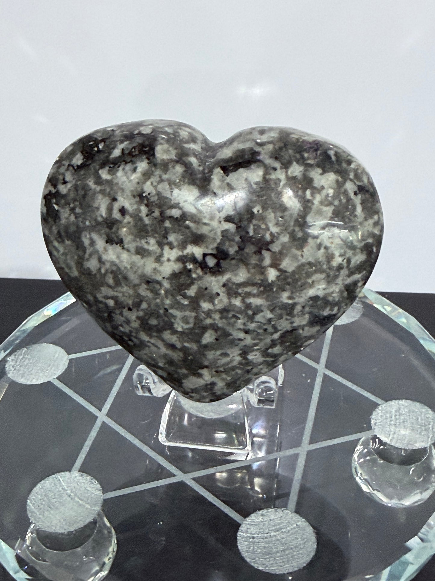Yooperlite Heart – 167gUV Reactive - 6.6cm