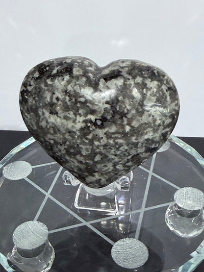 Yooperlite Heart – 167gUV Reactive - 6.6cm
