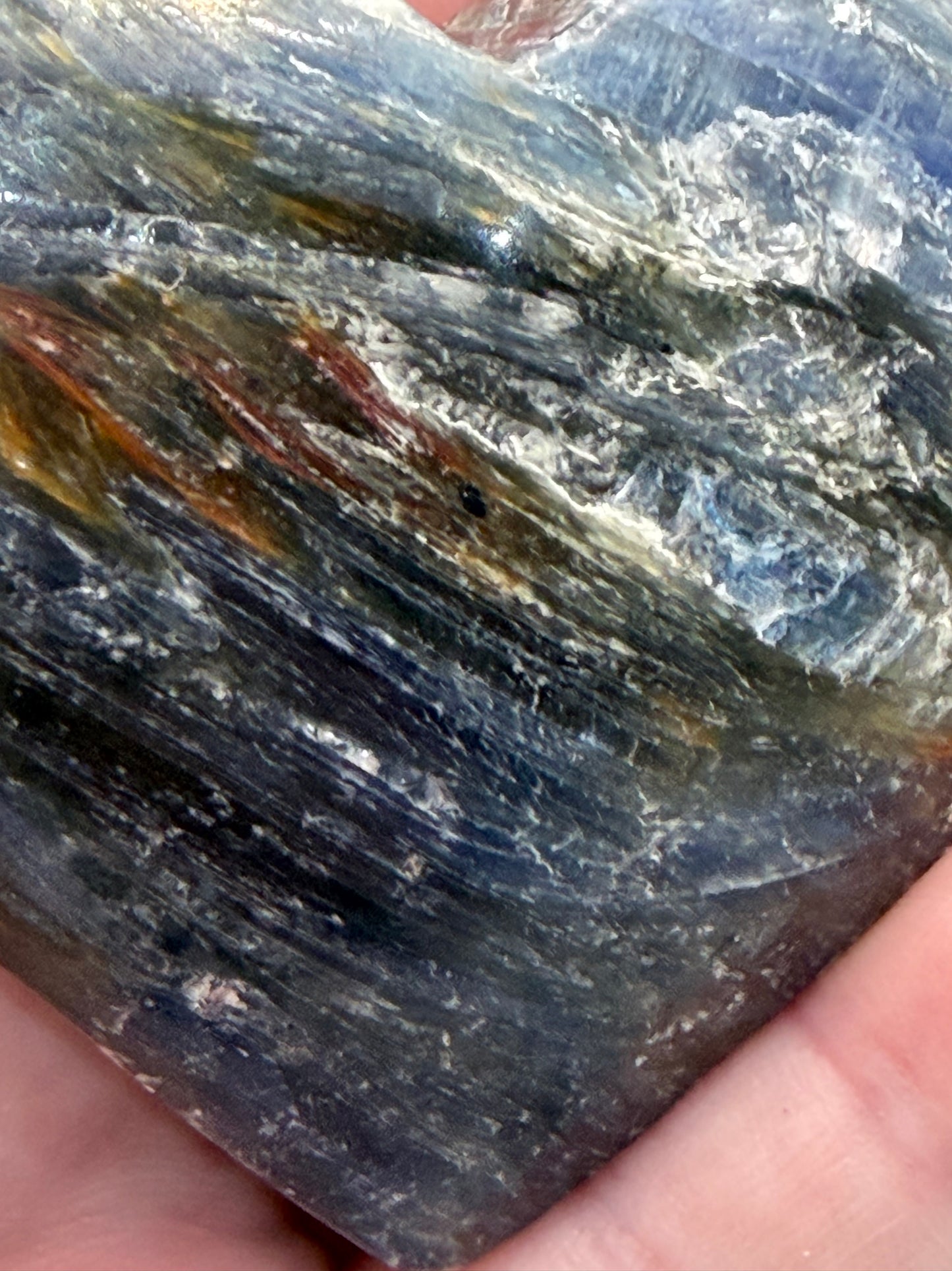 Kyanite Heart (Self-Standing)– 6.5 x 5.6cm | 131g
