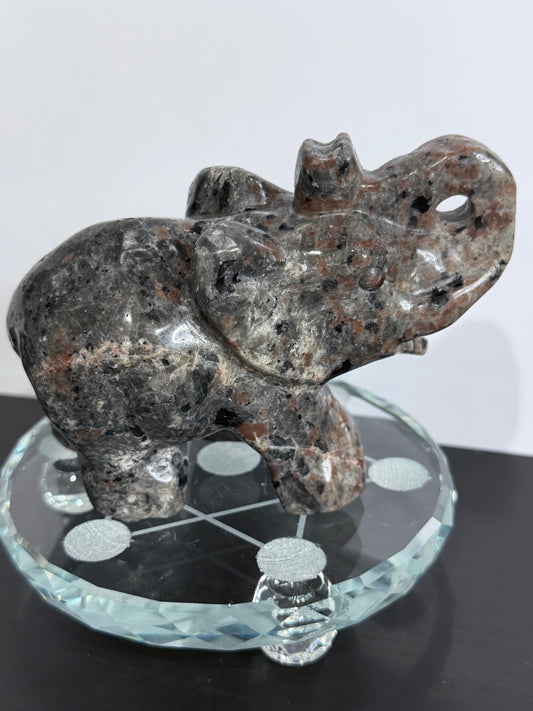 Yooperlite Elephant Carving – UV Reactive A - 562g 12cm