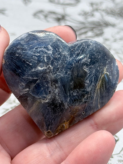 Kyanite Heart (Self-Standing) – 5 x 4.6cm | 103g