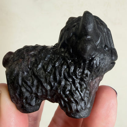 Highland Cow Garnet Carving – 5–6 cm
