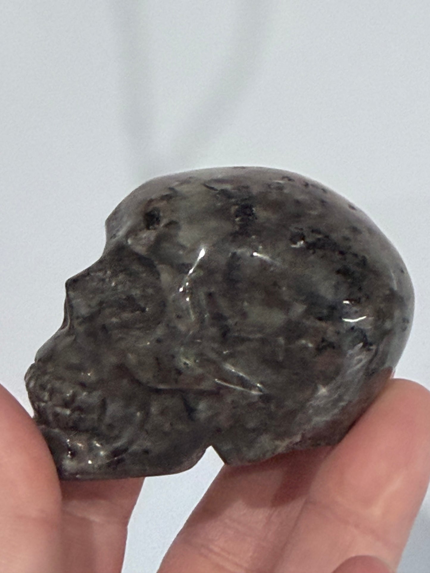 Yooperlite Crystal Skull – UV Reactive Glow | 6cm