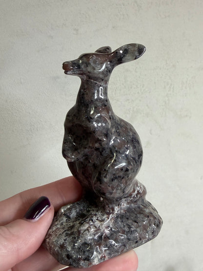 Yooperlite Kangaroo Crystal Carving – 10cm