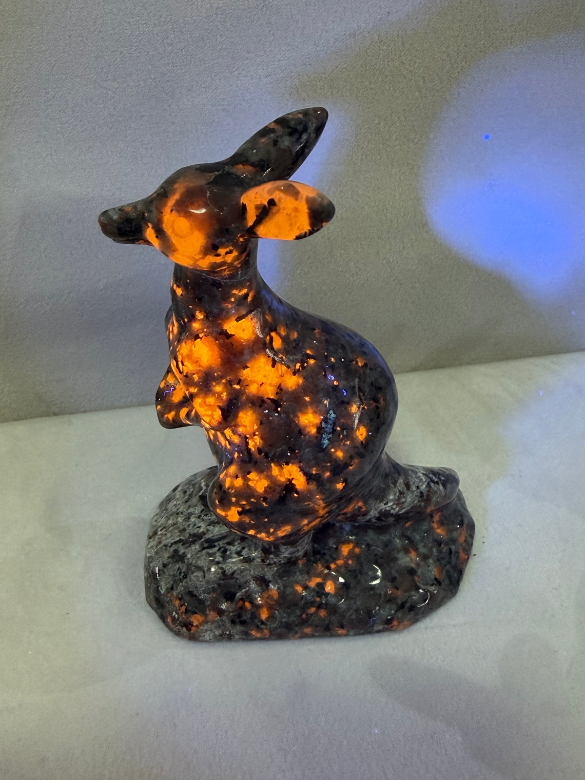 Yooperlite Kangaroo Crystal Carving – 10cm