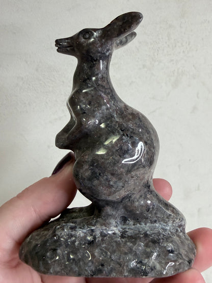 Yooperlite Kangaroo Crystal Carving – 10cm
