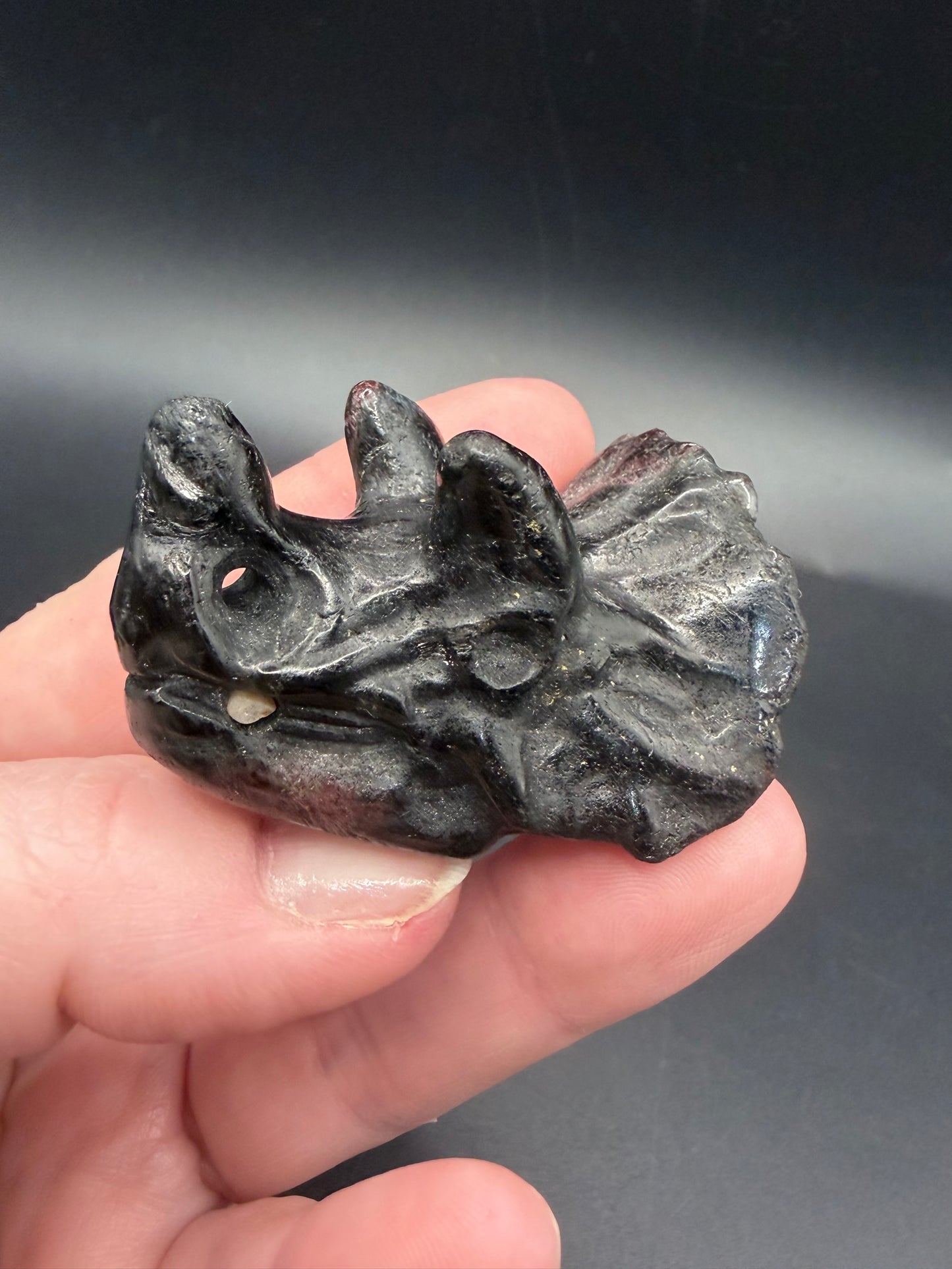 Garnet in Schist Triceratops – Crystal Carving (5cm)