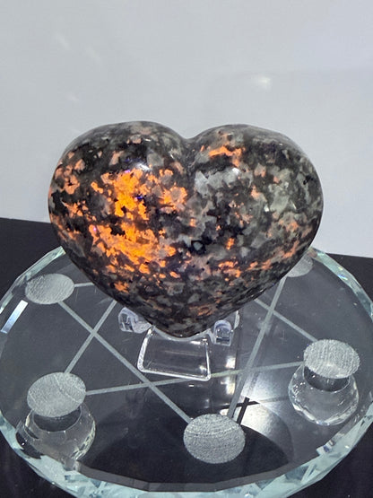 Yooperlite Heart – 167gUV Reactive - 6.6cm