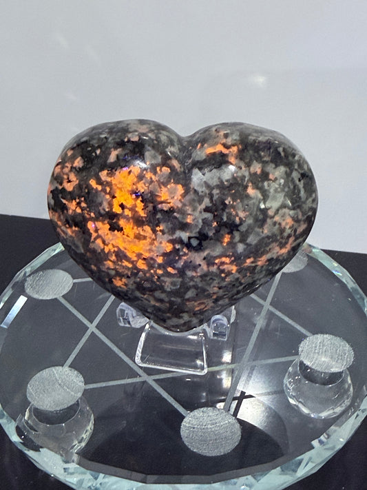 Yooperlite Heart – 167gUV Reactive - 6.6cm