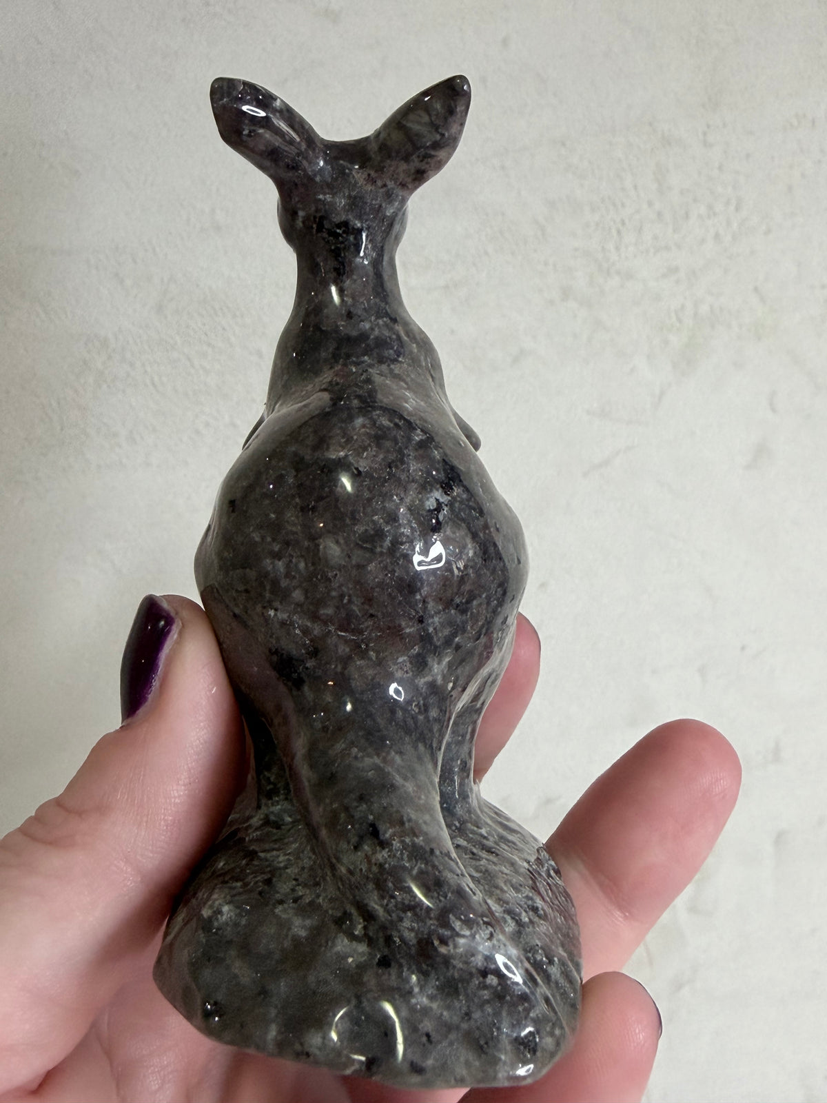 Yooperlite Kangaroo Crystal Carving – 10cm