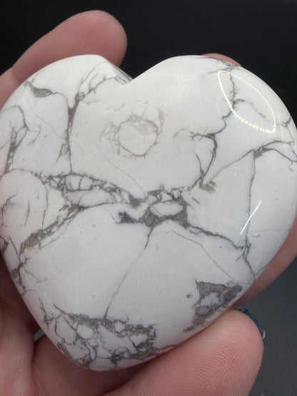Howlite Heart – 95g (6.5 × 5 cm)